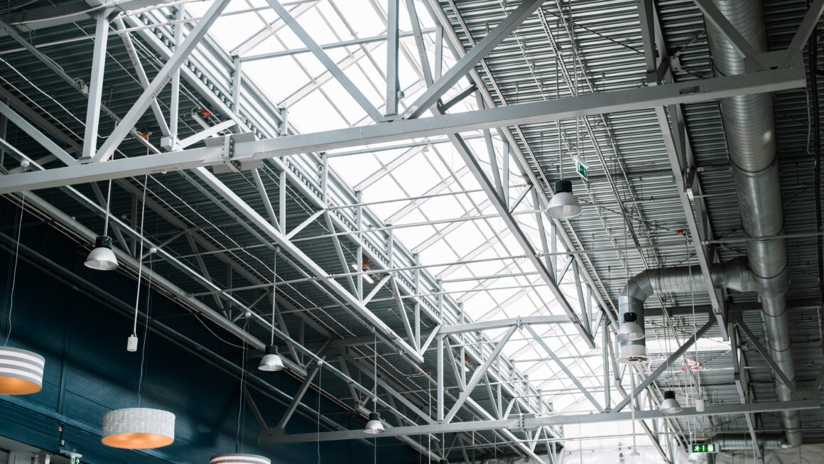 Projekt oświetlenia hali- co warto wiedzieć?