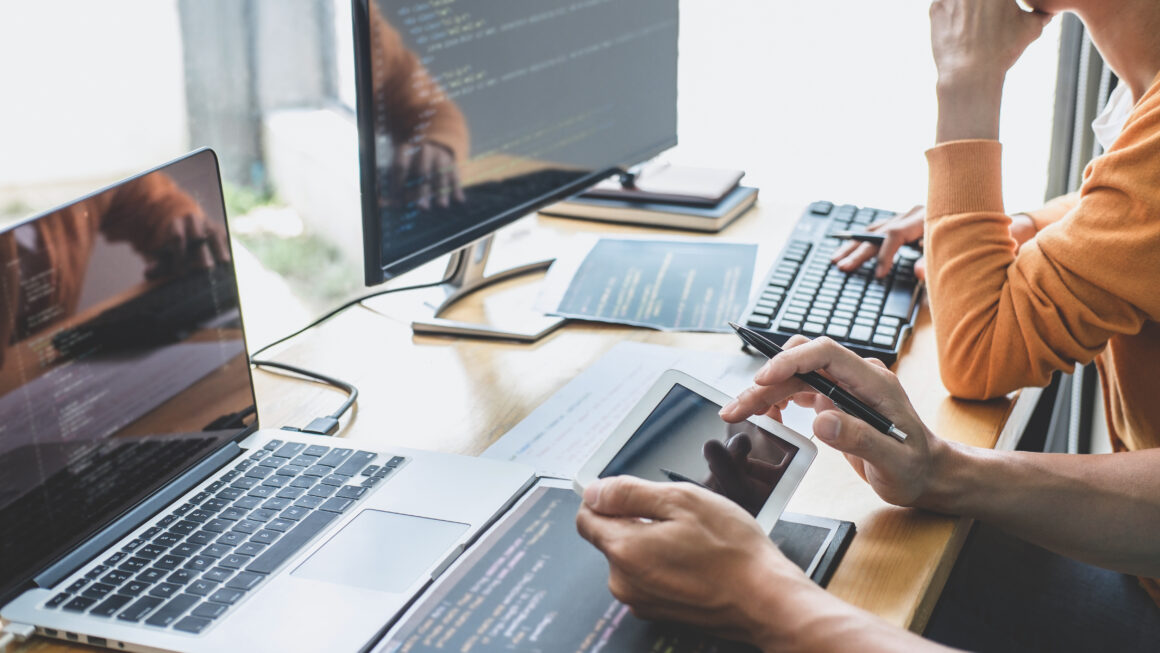 Aplikacje mobilne i webowe – jak innowacje mogą pomóc rozwinąć biznes?