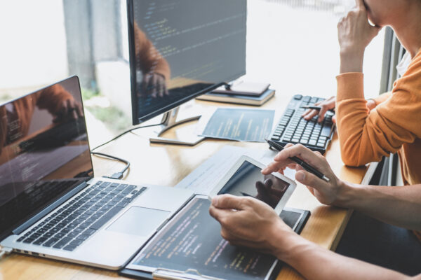 Aplikacje mobilne i webowe – jak innowacje mogą pomóc rozwinąć biznes?